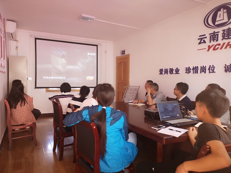 1565251672227293.jpg 观看张富清 、杜富国 先进事迹报告.jpg