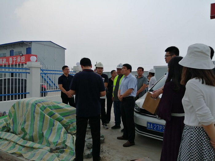 1565665249705893.jpg 李景春听取项目进度汇报.jpg