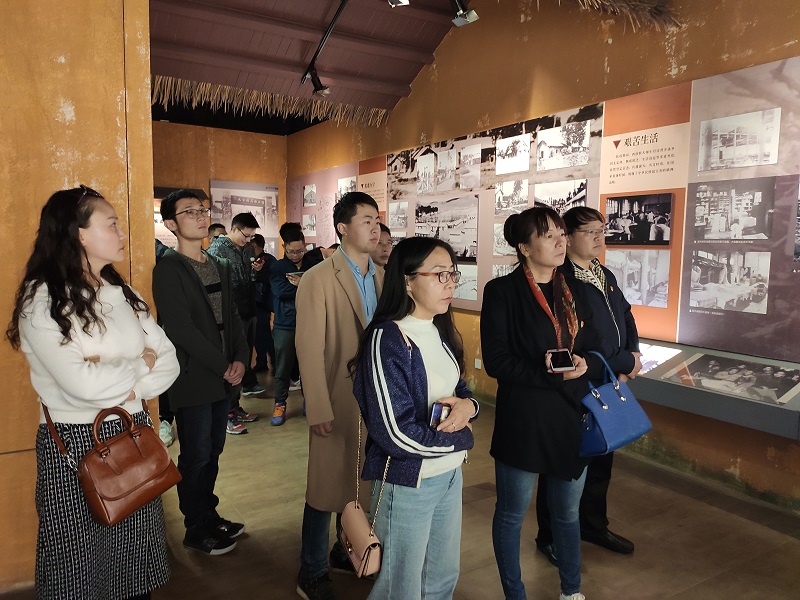 1575614027947215.jpg 听讲解员讲述联大师生们的艰苦生活.jpg