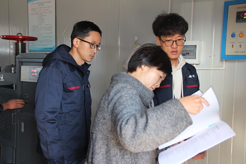 1577268262348858.jpg 专家组组长袁绚进行仪器设备使用台账检查.JPG