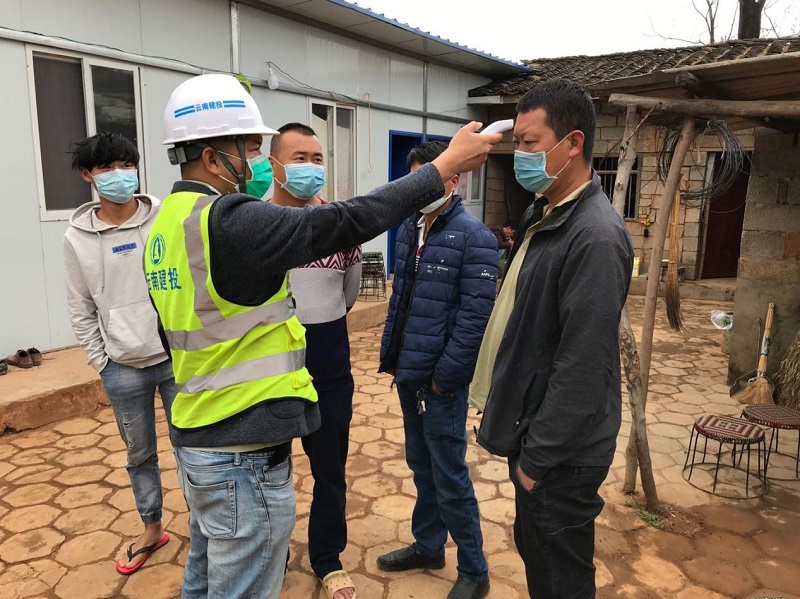 1583984944137163.jpg 给劳务人员进行体温测量.jpg