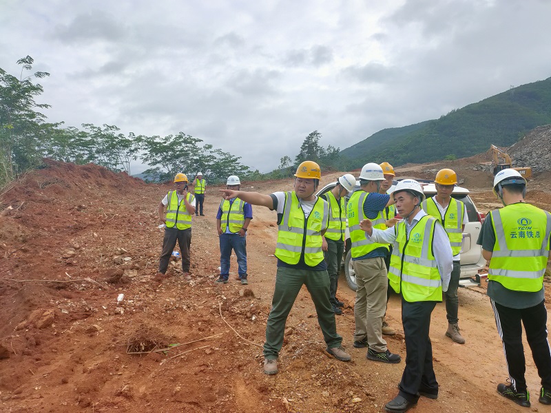 1592891446239291.jpg 检查主线挖方段.jpg