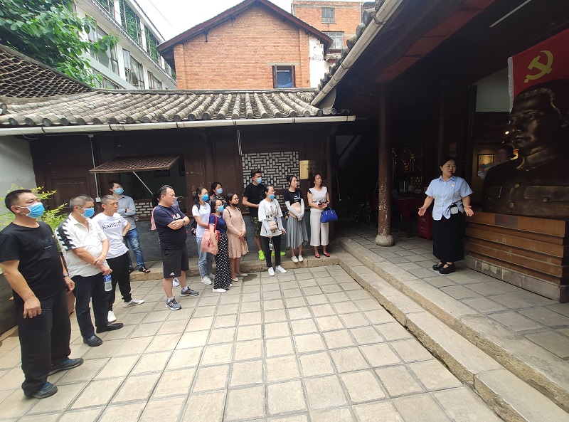 1592978844340015.jpg 认真聆听讲解.jpg