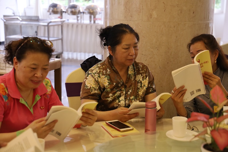 1594616377701888.jpg 正在交流阅读心得.jpg