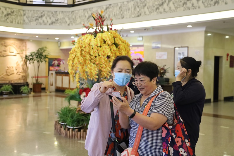 1594616389996062.jpg 好像聊起了美颜相机.JPG