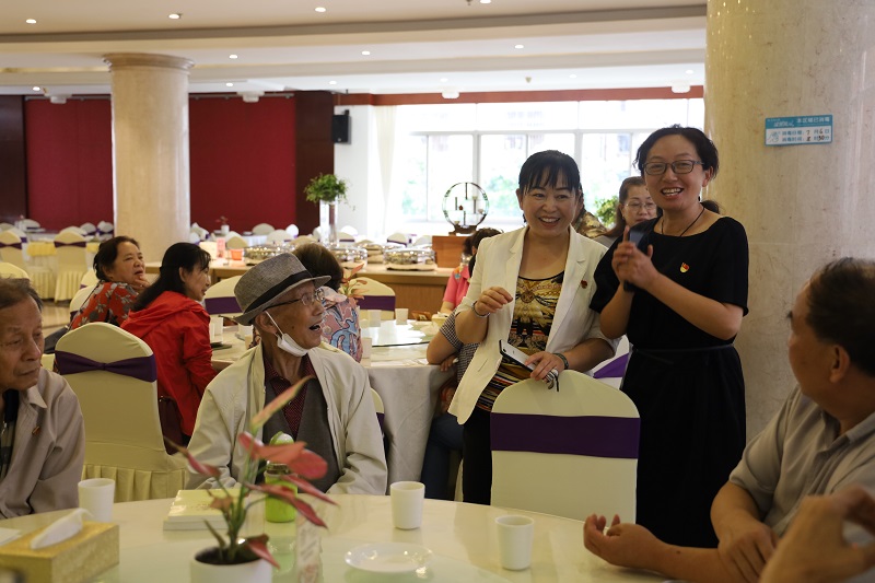 1594616406996272.jpg 张书记为老同志们送上真挚的祝福.jpg