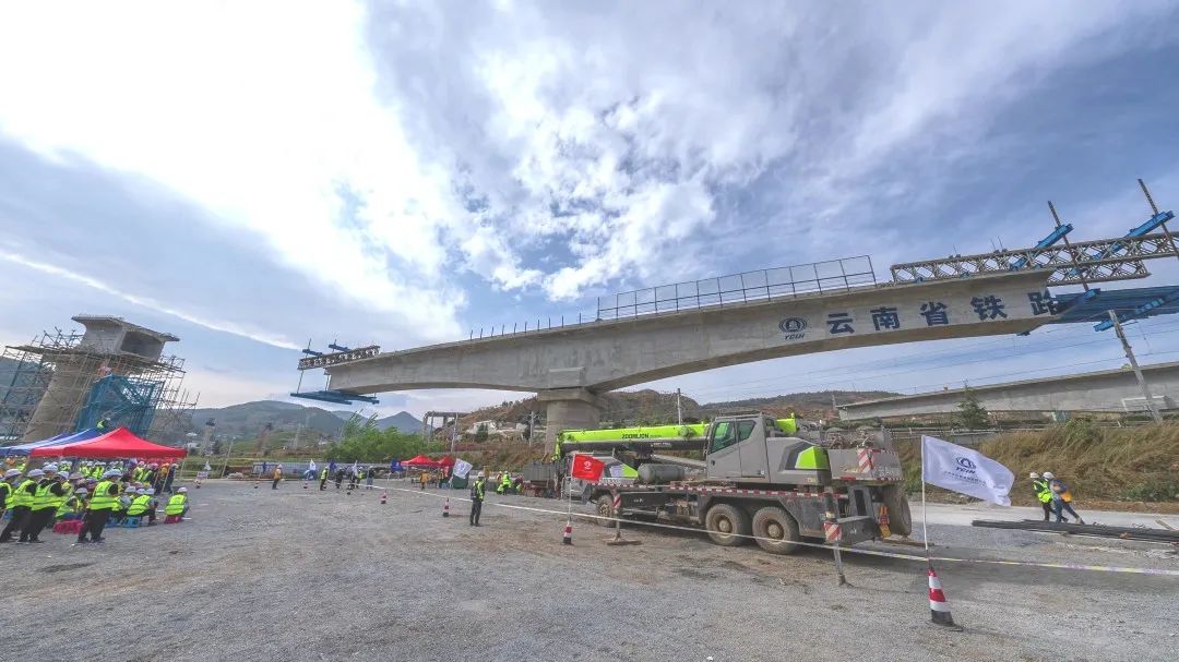 1650593625481798.jpg 2022-04-13-祥云财富铁路专用线茨坪村特大桥20号墩柱转体成功(3).jpg
