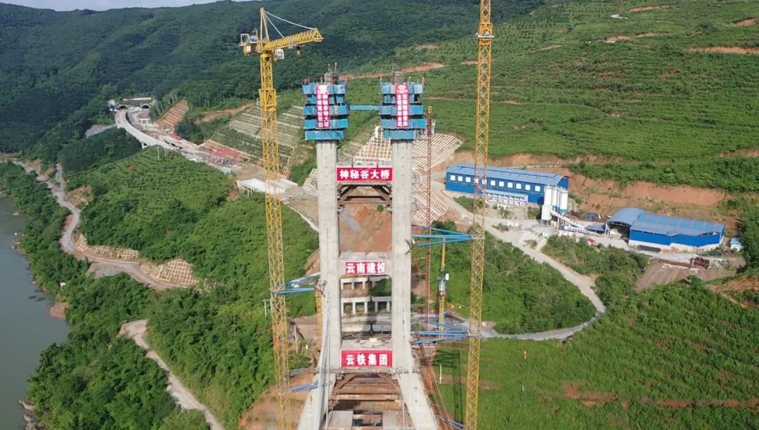 1654735976361573.jpg 2022-06-04-省内最宽混凝土悬浇箱梁结构大桥顺利封顶.jpg