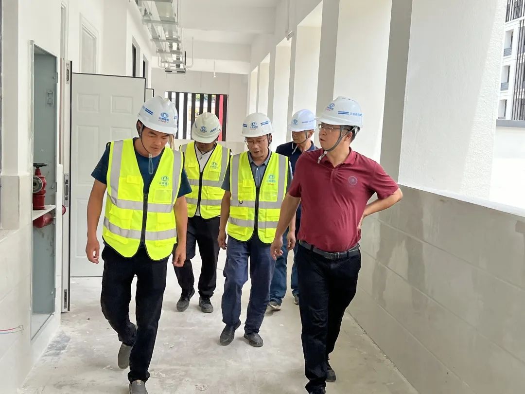 1659491088472226.jpg 李元鸿到巧家四中项目检查.jpg