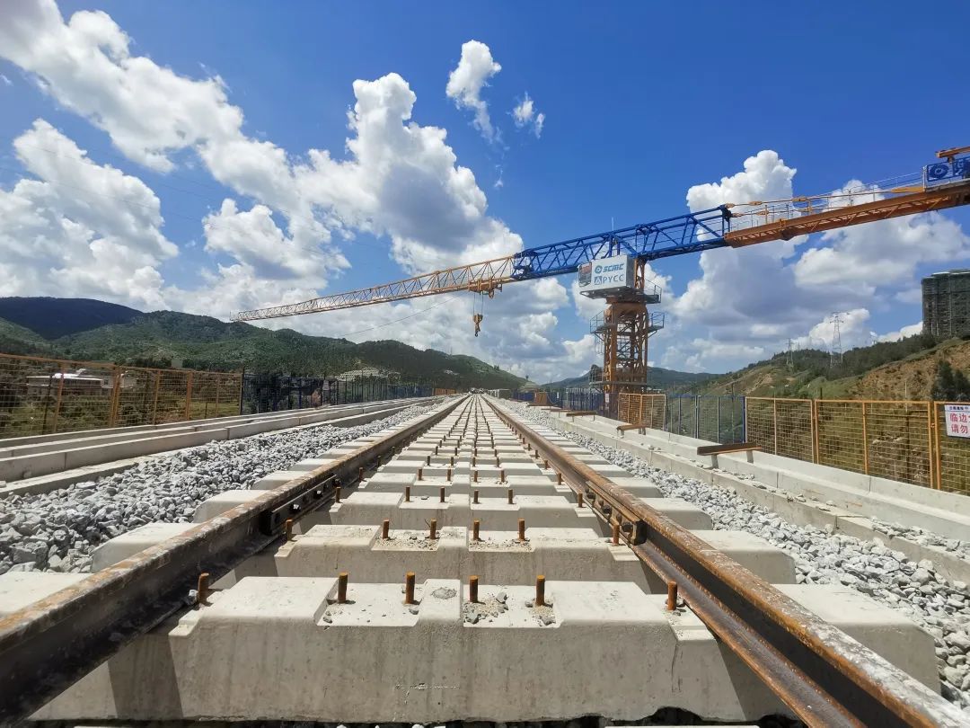 1662034688831724.jpg 祥云财富铁路专用线正线铺轨完成!2.jpg
