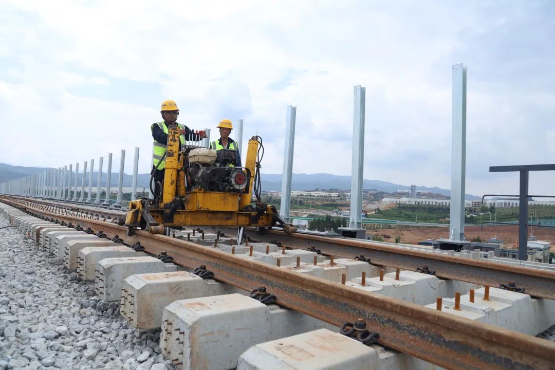 1662034700885666.jpg 祥云财富铁路专用线正线铺轨完成!3.jpg