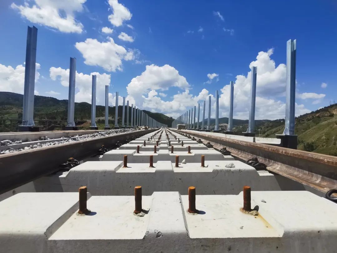 1662034710187124.jpg 祥云财富铁路专用线正线铺轨完成!4.jpg