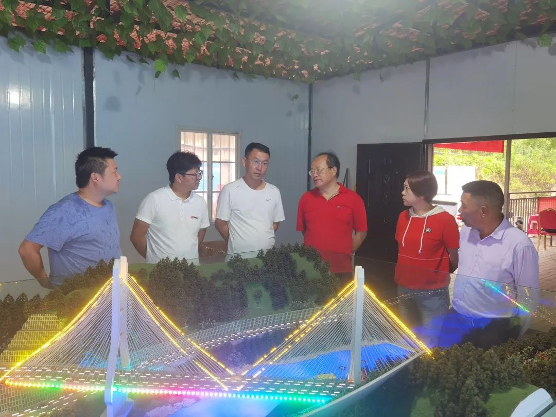 1662347046771575.jpg 省市政工程协会会长罗保到神秘谷澜沧江大桥项目指导工作.jpg