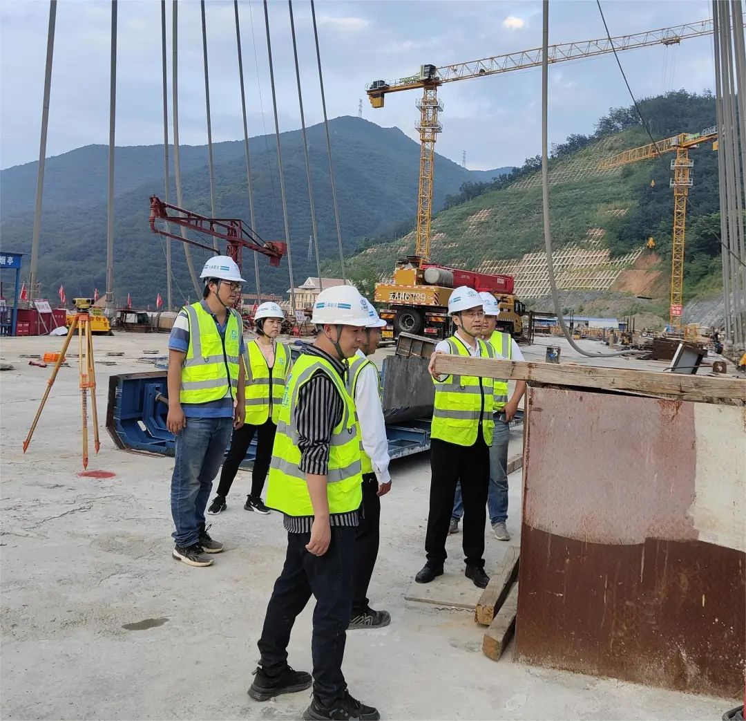 1667178273375001.jpg 2022-10-31-【一线工作法】李光正到景洪神秘谷大桥项目开展安全生产检查工作.jpg