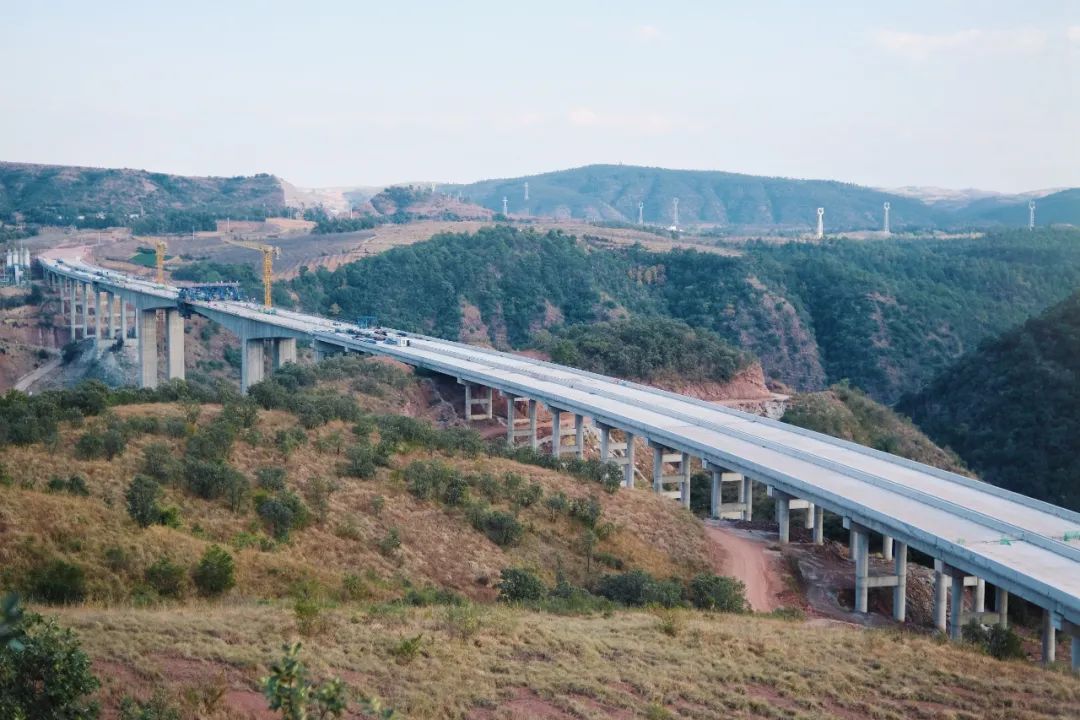 1672711603272323.jpg 2022-12-24-刚构过江,银龙起舞——永大高速羊蹄江大桥合龙!2.jpg