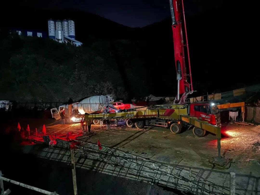 1674003514138048.jpg 2023-1-17-景洪项目5号索塔边跨现浇段第一次铁砂混凝土浇筑完成.jpg