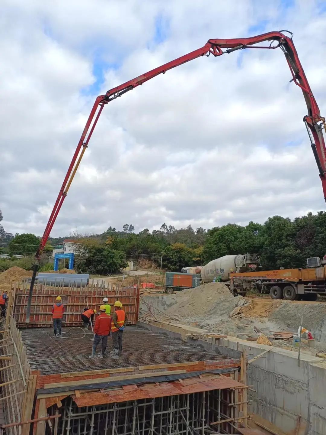 1674003754550818.jpg 2023-1-18-菱溪水库中化应急备用管道下穿杭深线竹岭特大桥框架涵主体完工.jpg