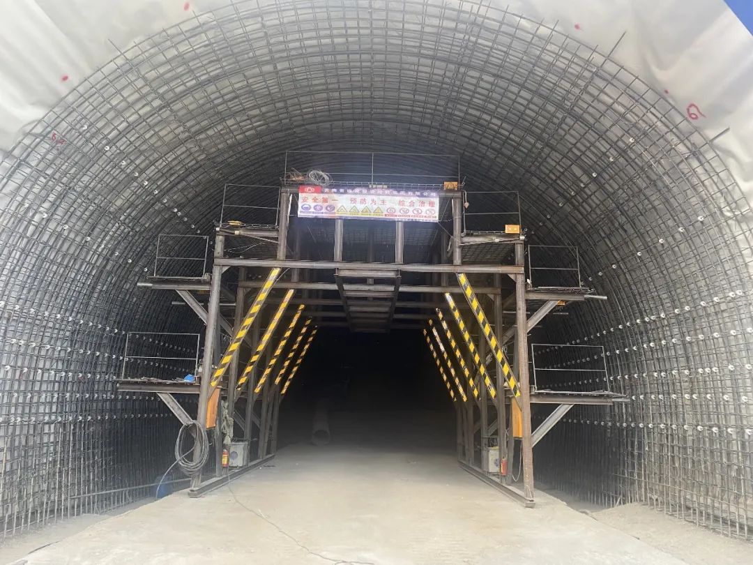 1677805079933754.jpg 2023-2-27-宾鹤高速黄坪3号隧道首模二衬顺利完成浇筑.jpg