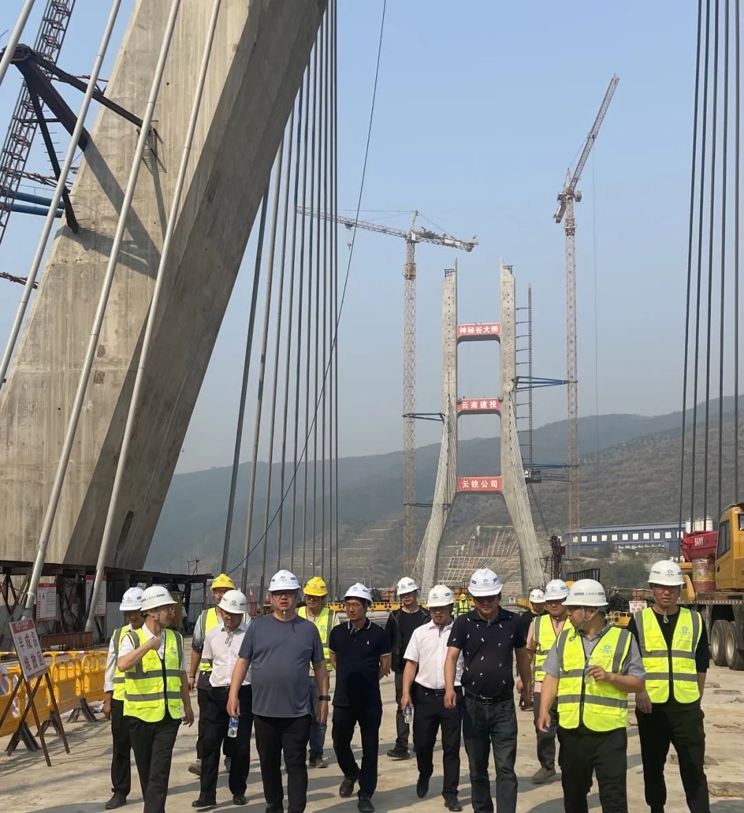 1680571573162131.jpg 2023-4-2-集团总工程师张辉到景洪神秘谷澜沧江大桥项目调研.jpg