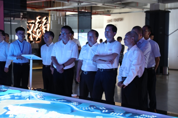 1535611232805597.jpg 陈文山向陈豪汇报小镇投资建设情况.jpg