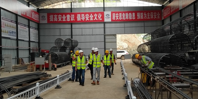 检查平坝村2#特大桥连续梁段5#钢筋加工棚标准化建设情况，并提出指导意见.jpg