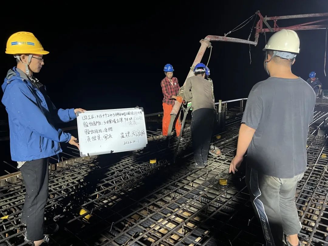 2022-10-04-景洪神秘谷澜沧江大桥主梁9号块顺利浇筑完成.jpg